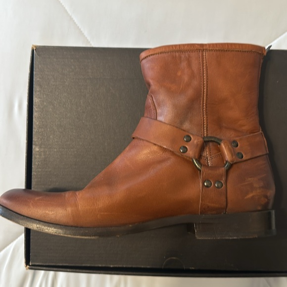 FRYE Phillip Harness Short Women’s Leather Boots Sz 10 EUC in cognac/brown - Picture 7 of 11
